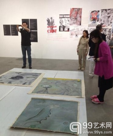 汉雅轩工作人员在向孙良和李山交还作品现场
