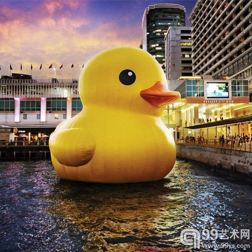 大黄鸭本身的萌态喜人，带有传奇色彩的故事满足了观众的想象，最主要的是它还负载着人们对童年的怀恋，老少咸宜。