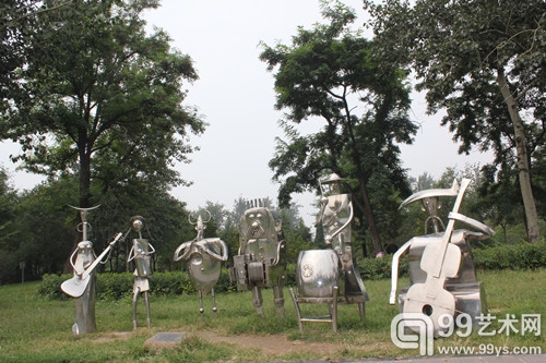 公共性虽然要求通俗，但仍然注意创意、构思、制作的独特性与精致性，引导观众进入更为开阔的文化视野。