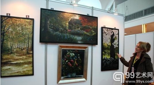 跟随西班牙艺术机构来长沙参展的Lizzy介绍自己的画作。