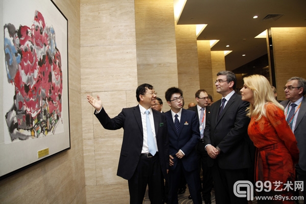 2010上海世博会中国馆馆长徐沪滨向各国政要元首介绍夏蕙瑛的《城市色彩组画》
