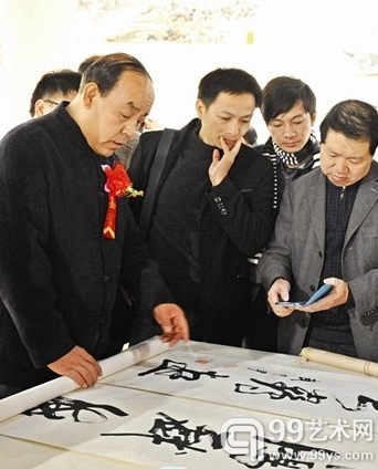 傅宝世（左一）现场鉴定字画