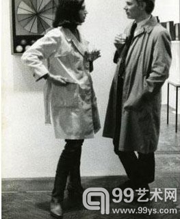 安迪·沃霍尔和马里索尔·埃斯科瓦尔合影