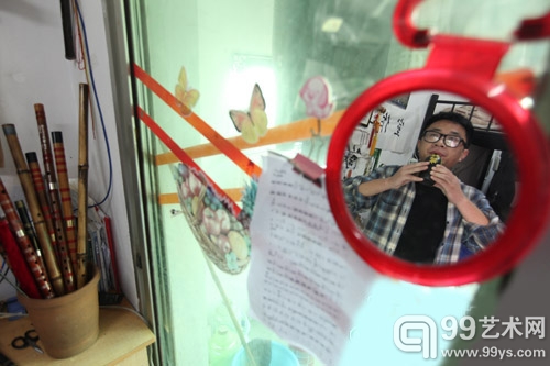 吕俊超利用空闲时间在寝室“把玩”乐器。 