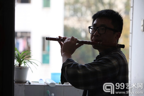 吕俊超精通多种乐器。