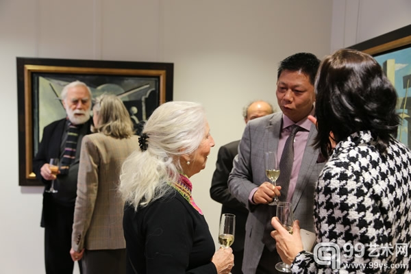展览期间曹俊与法兰西院士们交流