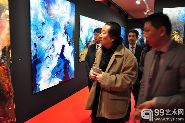 国家画院院长杨晓阳观看曹俊作品