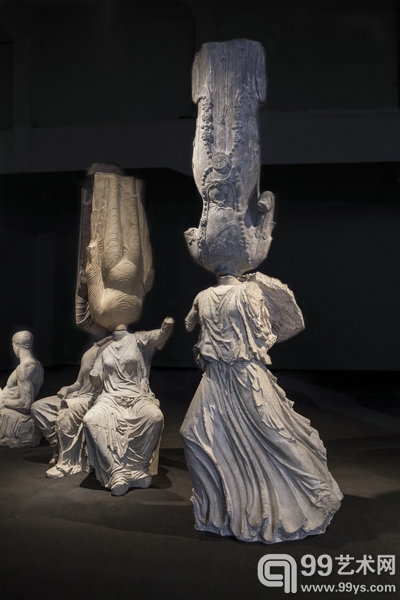 《永生》，2013，装置，13 x 1.5 x 3.5 m。没顶公司出品。