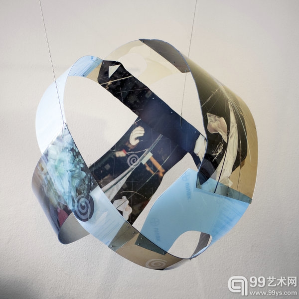 哈姆•范•登•多佩尔,《集合（所有 vs. 任何）》，2013，手工切割聚酯薄膜上紫外打印，直径100厘米