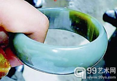 用青玉制成的手镯