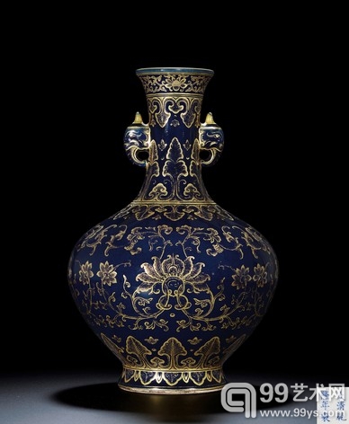 清乾隆宝石蓝地洋彩金西蕃花鸠耳瓶