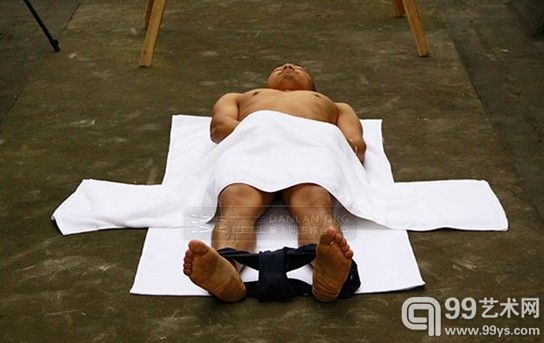 四川美院男生打飞机 称其行为艺术