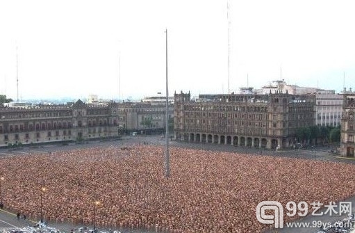 Spencer Tunick2007年5月在墨西哥的就职 　　大约有1.8万的人参加了他的就职。