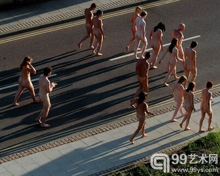 青年男女在街头参与裸体行为艺术