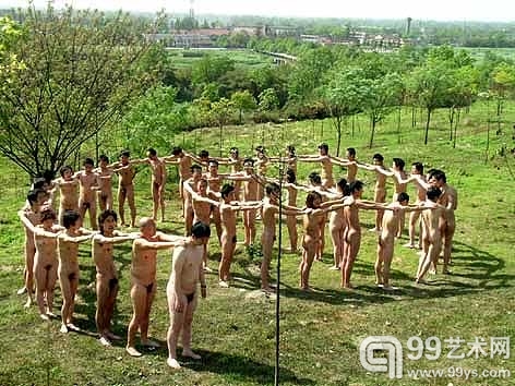 41名男女集体裸体行为
