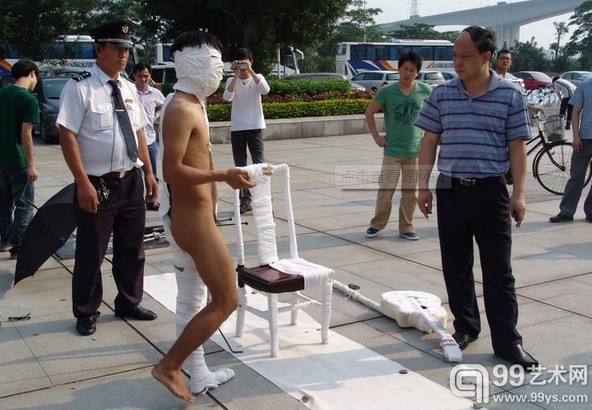 广州美术学院学生的行为艺术