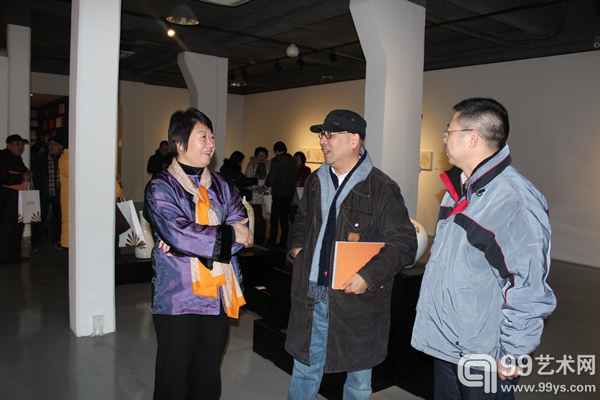总监吴放与艺术家陆云华在展览现场