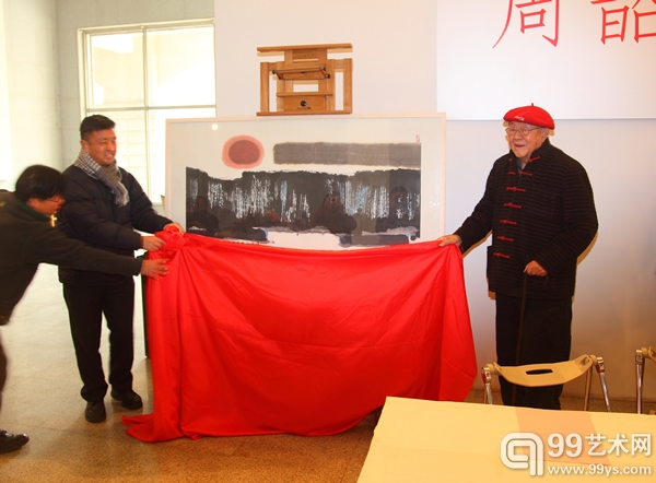 湖北美术学院院长徐勇民接受捐赠