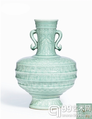 清乾隆 豆青釉浮雕瑞蝠双鱼“百寿”图如意耳瓶，2013年苏富比秋拍，以8860万港币成交。