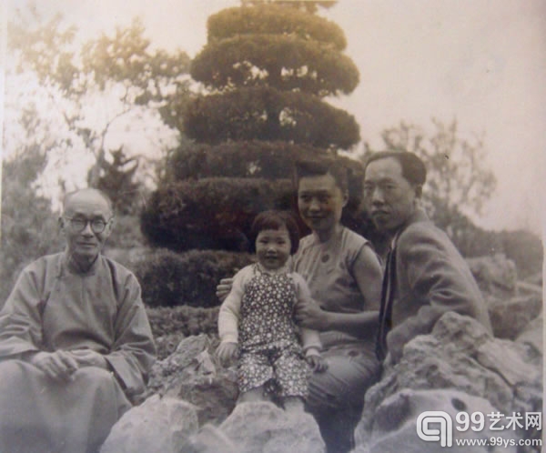 解放初，陆质雅与家人在上海公园留影，左一为陆质雅先生。右一为陆质雅之子、陆时万教授，右二为陆质雅儿媳庄慕昭（中国建筑泰斗庄俊之女）。中间为陆质雅的孙女。