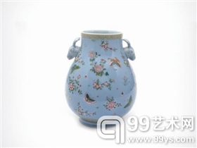 广州尊藏展览有限公司官网展示的乾隆款天蓝釉粉彩花蝶纹鹿头尊