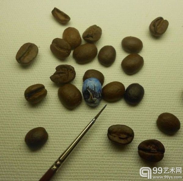 在蝴蝶翅膀和咖啡豆上作画的画家