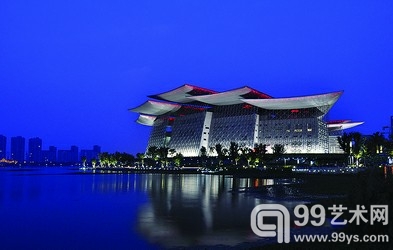 犹如蝴蝶飞落水畔边的无锡大剧院，成为太湖的新地标
