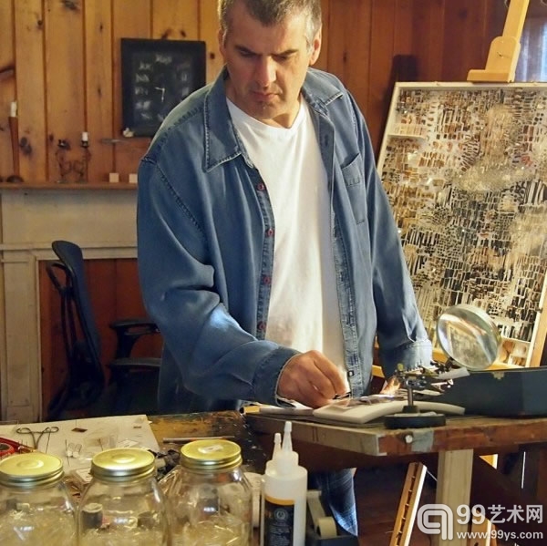 正在工作室潜心创作的梅普斯。