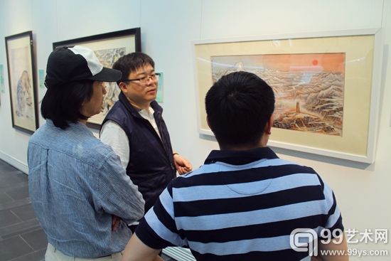 预展现场北京保利拍卖总经理赵旭与藏家交谈