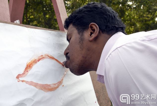 印度画家Ani K舌尖变画笔：舔蘸颜料作油画