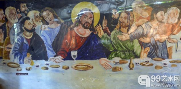 印度画家舌尖变画笔 舔蘸颜料作油画