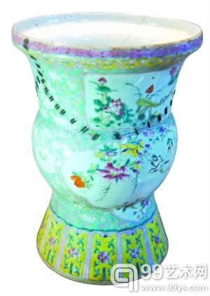 锔补过的清代开窗粉彩花鸟瓷器。