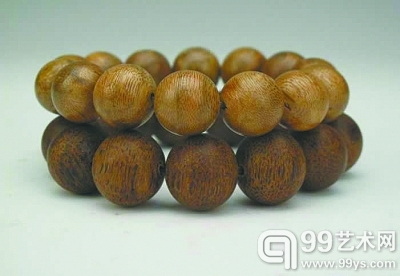 下侧沉香手串为赝品，珠体失圆，油线混乱。