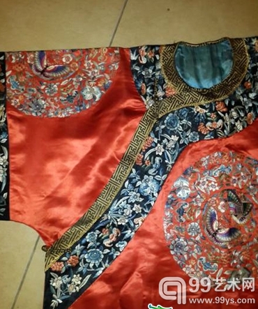 杨轶收藏的红缎地绣花蝶八团女袍。 