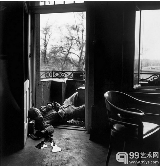 被德国狙击手射杀的美国士兵，莱比锡 1945年 作者：罗伯特·卡帕