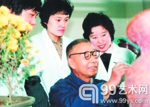 上世纪中叶，景泰蓝掐丝行业的高手、老艺人于兆贵于向北京珐琅厂的年轻技师做示范。