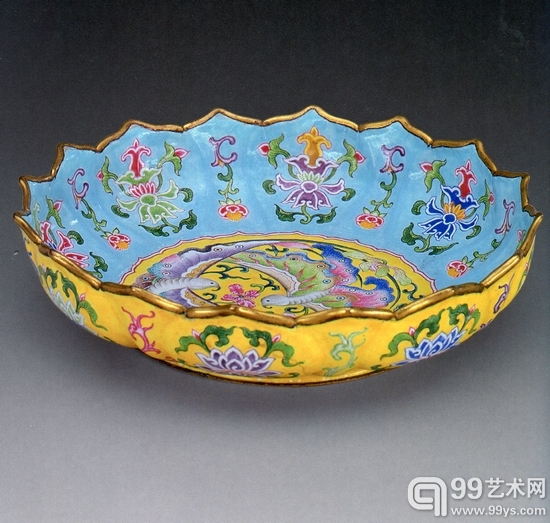北京故宫博物院藏清康熙画珐琅番莲双蝶纹花口盘