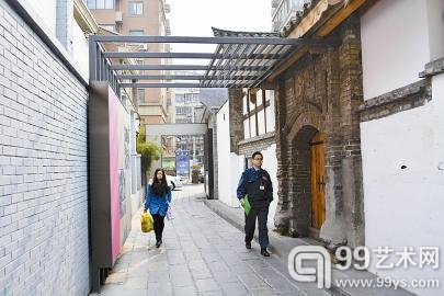 崇德里内，百年老墙混搭LOFT风格钢架，传统与现代两种审美趣味同时呈现。