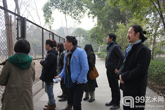艺术家们在仔细观察黑熊的活动
