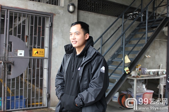 饲养员小石，照顾黑熊长达十余年，这些黑熊都是他的孩子们