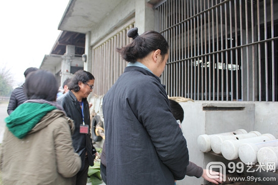 艺术家在观察黑熊的玩具和取食工具