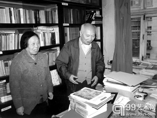 杨仁恺与夫人刘文秀在书房
