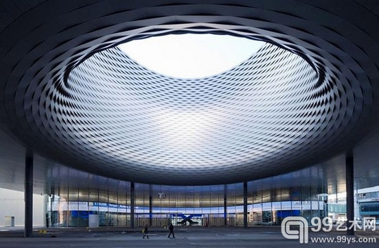 中空圆顶的透光公共空间一景