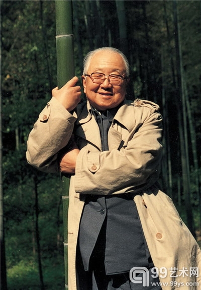 20世纪80年代初，启功先生在杭州抱着竹子拍照留念。启功先生称之为“抱竹图”。