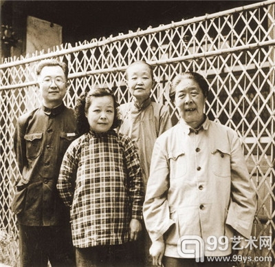 启功先生（左一）和夫人（左二）、母亲（右二）及姑姑（右一）在一起。