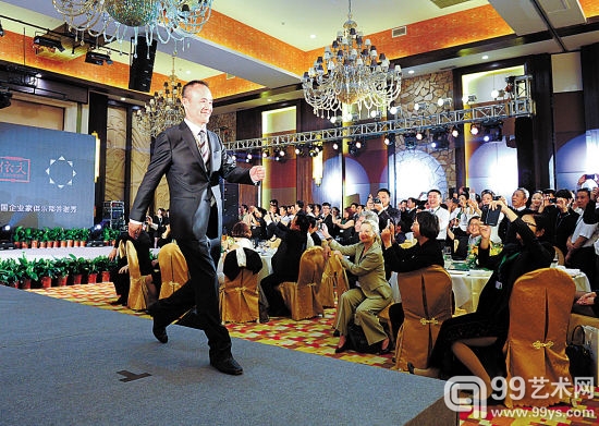 2013年4月21日，云南昆明，王石在T台玩走秀（东方IC）