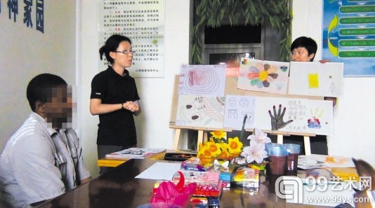 叶子在教服刑人员绘画