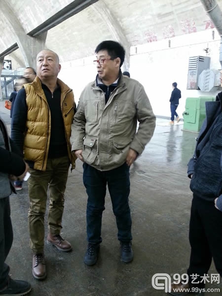 艺术家刘超（右）与志愿者