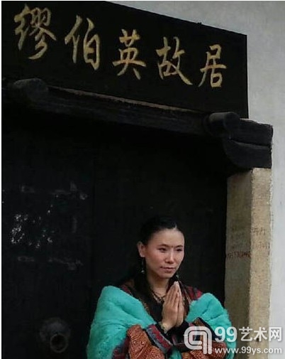 美女油画家参观烈士故居行跪拜礼