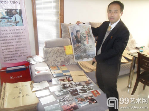 李文文展示自己收藏的雷锋藏品
